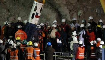 La càpsula realitza el seu camí d'anada i tornada a la galeria, ben vigilada pels tècnics.