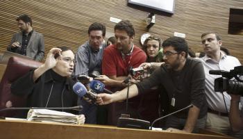 La diputada valenciana atén els mitjans des del seu escó, d'on s'ha negat a partir quan Juan Cotino li ho ha ordenat.