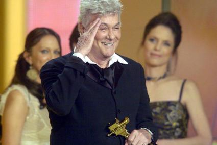 L'actor Tony Curtis rebé el 2004 el Golden Camera Award per la seva trajectòria professional en presència de les seves filles, a Berlín.