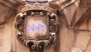 Pintada al bell mig d'un escut històric de Palma.