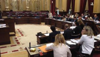 Tots els diputats no pertanyents al grup popular s'han aixecat en senyal de protesta.