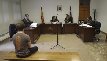 Imatge del jove assegut a la banqueta dels acusats.