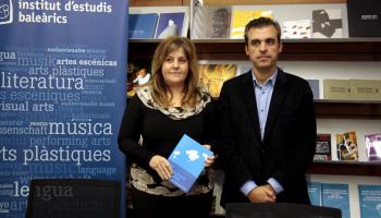 "En la parla col·loquial del català de les Pitiüses heretada dels nostres majors, ja s'empra l’article salat i el literari de forma específica, segons els conceptes que s'expressin", diu l'IEE. En la imatge els caps d'Educació i l'Institut d'Estudis Baleàrics presenten un recull de formes balears.