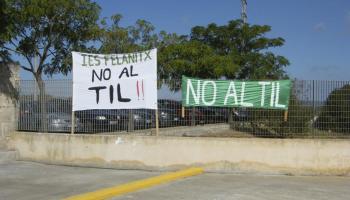 Pancartes de 'No al TIL' a l'IES Felanitx. 