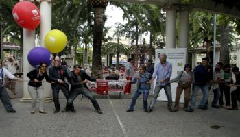Representació de la lluita de forces, segons Esquerra Unida de Balears, durant un acte de campanya a Palma.