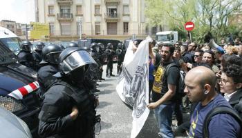 Enfrontaments entre manifestants i els Mossos d'Esquadra per evitar el desallotjament de Can Vies. 