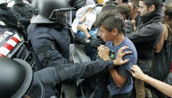 Tensió en el moment en què un grup de manifestants tractava de trencar el cordó policial al voltant de l'edifici ocupat.
