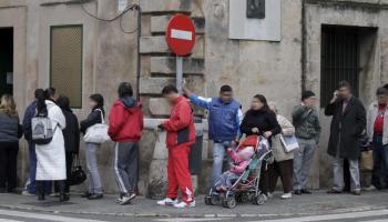 Nombroses persones fan coa cada matí per poder menjar dignament.