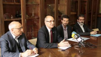 D'esquerra a dreta: el president de la Comissió Tècnica d'assessorament Lingüístic de la UIB, Joan Miralles; el president de la Secció Filològica de l'IEC, Isidor Marí; el director del Departament de Filologia Catalana de la UIB, Joan Antoni Mesquida i el professor de Filologia Catalana de la UIB, Nicolau Dols. 