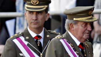 Imatge del príncep i del rei aquest dimarts després de fer-se pública l'abdicació. 