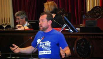 El parlamentari de MÉS David Abril, amb una camiseta contrària als sondejos.