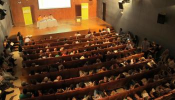 Desenes de membres i simpatitzants de MÉS omplen l'auditori de Ses Cases des Mestres de Santa Maria per celebrar una assemblea oberta per decidir, entre altres qüestions, el reglament de primàries obertes per al Parlament i el Consell. 