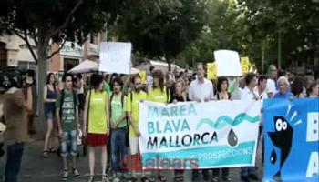 Centenars de persones s'han concentrat a Palma per protesta en contra de les prospeccions petrolíferes i donar el seu suport a la lluita de les entitats i plataformes de Canàries. 