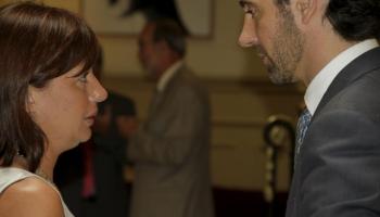 Bauzá i Armengol parlant als passadissos del Parlament a l'inici de la legislatura.