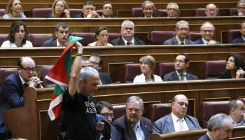 El diputat d'Amaiur Sabino Cuadra exhibeix una 'ikurriña' mentre abandona l'Hemicicle del Congrés, amb la resta del seu grup, abans de començar la votació que aprovà la llei d'abdicació.