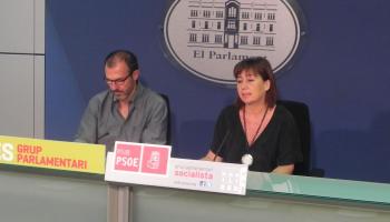 Els portaveus de l'oposició, Biel Barceló (MÉS) i Francina Armengol (PSIB), a la compareixença davant els periodistes. 