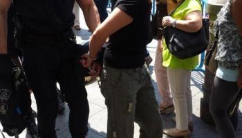 Imatge compartida arreu amb el text: "detinguda per cridar a favor de la república".