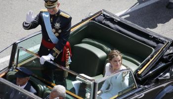 Felip VI saluda els madrilenys reunits per a veure'l a bord dels Rolls Royce Phantom IV que estrenà el dictador Francisco Franco.