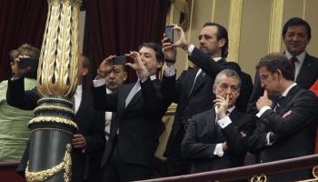 Mentre el lehendari, Iñigo Urkullu, conversa amb el president de la Xunta, Alberto Núñez Feijóo, el president Bauzá fa fotos amb el seu mòbil acompanyat del president de Madrid, Ignacio González, a la cerimònia de proclamació al Congrés.