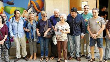 Catalina Moyà –al centre de la imatge– de Capdepera, filla de Baltasar Moyà i Bauçà i Francisca Mas, de Montuïri, filla de Joan Mas i Verdl, als jutjats de Manacor. Ambdós van ser assassinats pels falangistes a l'edat de 37 anys.