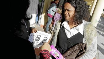 Una mare escoltant divendres amb atenció les explicacions d’un membre de l’Amipa Es Pont.