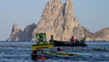 Acció de Greenpeace durant la recent estada del vaixell 'Rainbow Warrior' a Eivissa.