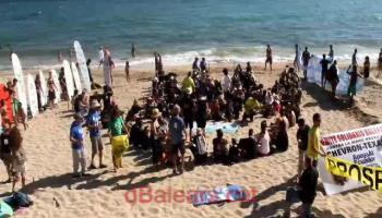 Un centenar de persones va participar en el mosaic humà en contra de les prospeccions petrolíferes. 