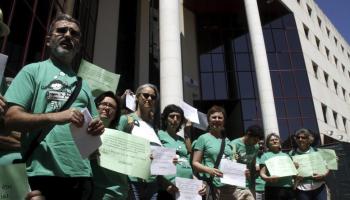 Professors, investigadors, PAS i pares dels encausats, aquest dimarts davant la Conselleria d'Educació. 