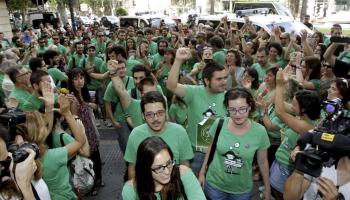 Els encausats entrant al jutjat enmig de les mostres de suport i els aplaudiments. 