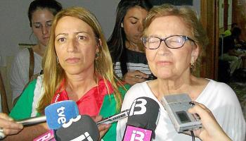 Isabel Antich, al costat de la seva filla, María Jesús, declarà davant d'una jutgessa de Palma per la denúncia de les víctimes de la repressió franquista.