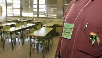 Imatge d'un docent de serveis mínims durant la vaga del curs 2013-14.