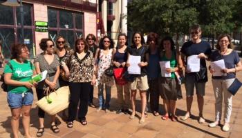 Els docents de l'IES Francesc de Borja Moll abans d'entregar la documentació al registre. 