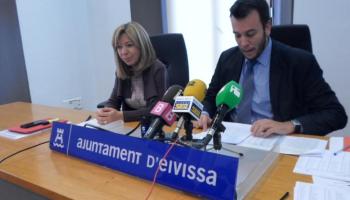 Pilar Marí i Joan Mayans durant una roda de premsa al capdavant del consistori d'Eivissa. Els dos regidors populars abandonen el seu càrrec. 