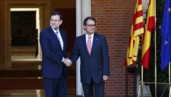 Freda salutació entre els dos presidents abans de la reunió a la Moncloa.
