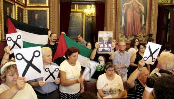 Efectius de Taula per Palestina al plenari de l'Ajuntament de Palma, on es féu un minut de silenci en memòria de les víctimes.