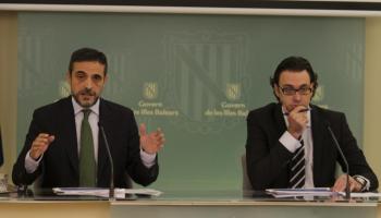 El conseller Marí (esquerra), en una imatge d'arxiu, acompanyat del director general de Pressuposts Antoni Costa.