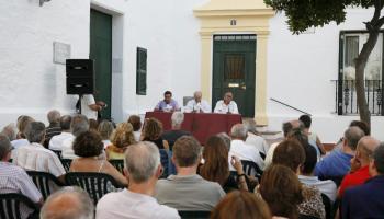 Mas-Colell, al costat d'Ametller i Manera, durant la celebració de les Tertúlies d'Estiu d'Es Mercadal. 