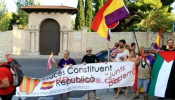 Una comitiva republicana dóna la benvinguda als reis davant Marivent