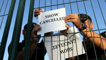 Una parella de policies ha col·locat un cartell per avisar que l'espectacle es cancel·lava.