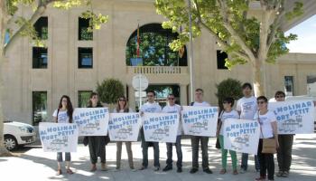 Activistes de la plataforma 'Al Molinar port petit' davant l'Autoritat Portuària.