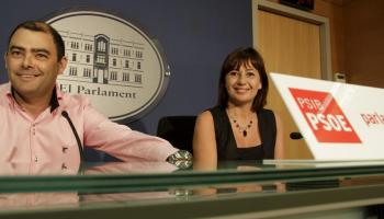 Imatge d'arxiu de Cosme Bonet al costat de la líder del PSIB, Francina Armengol.