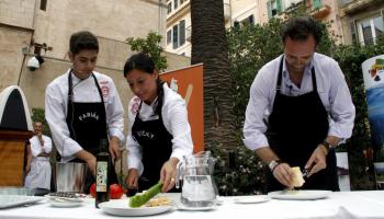 El cap de l'Executiu, amb els joves cuiners al Consolat.