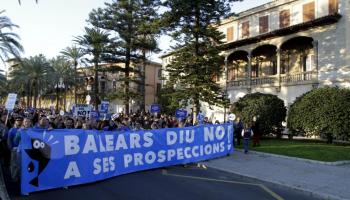 Manifestació contra les prospeccions davant el Consolat de Mar, simultània amb la resta d'Illes.

