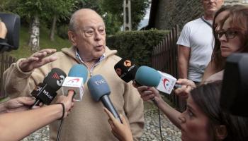 Pujol parla als nombrosos periodistes que esperaven alguna reacció seva després de l'esclat del cas.