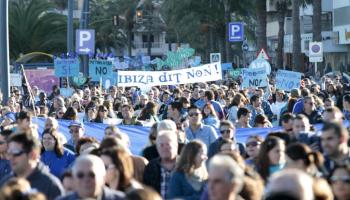 Marea blava a Eivissa contra l'explotació d'hidrocarburs a prop de les nostres costes.