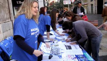 Voluntaris de la plataforma cívica recollint signatures contra les prospeccions. 