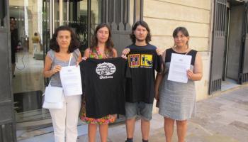 Els denunciants amb les camisetes. 