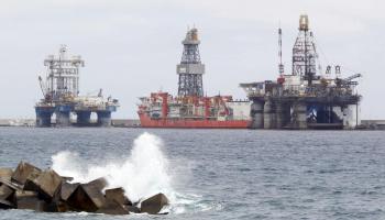 Plataformes encorades al moll reina Sofia de Las Palmas. 