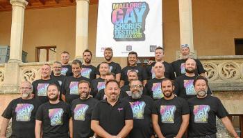 La coral Mallorca Gais Men's Chorus continua amb el seu espectacle Hello Musik amb un concert, el pròxim 21 d'agost, al Claustre del Castell de Son Mas. 