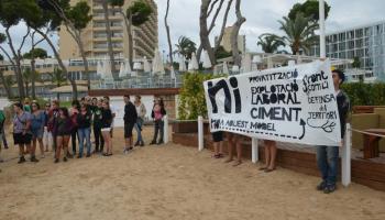 Un centenar de persones han participat en la primera protesta en defensa del territori organitzada pel Front Comú. 